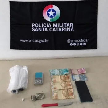 PM intercepta suspeito de tráfico por delivery e apreende drogas em Araranguá
