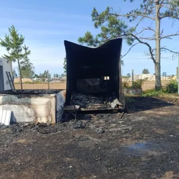 Incêndio atinge container no pátio de empresa em Sombrio