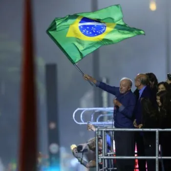 Lula é eleito presidente do Brasil em disputa acirrada nas urnas